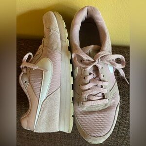 Nike MD Runner 8.5 pink suede